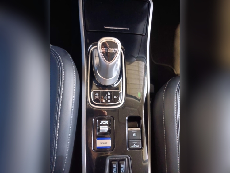 Mitsubishi Outlander PHEV Motion 4WD foto 17